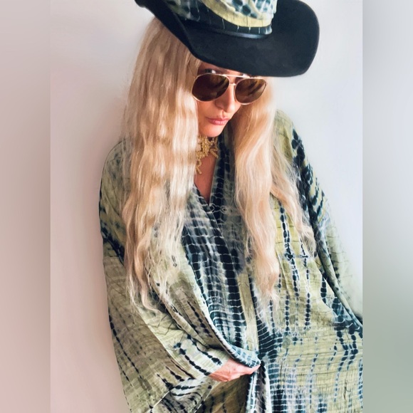 Loutus Kimono featuring sustainable Silk size large for the Queens  10 to 14 - Picture 4 of 17